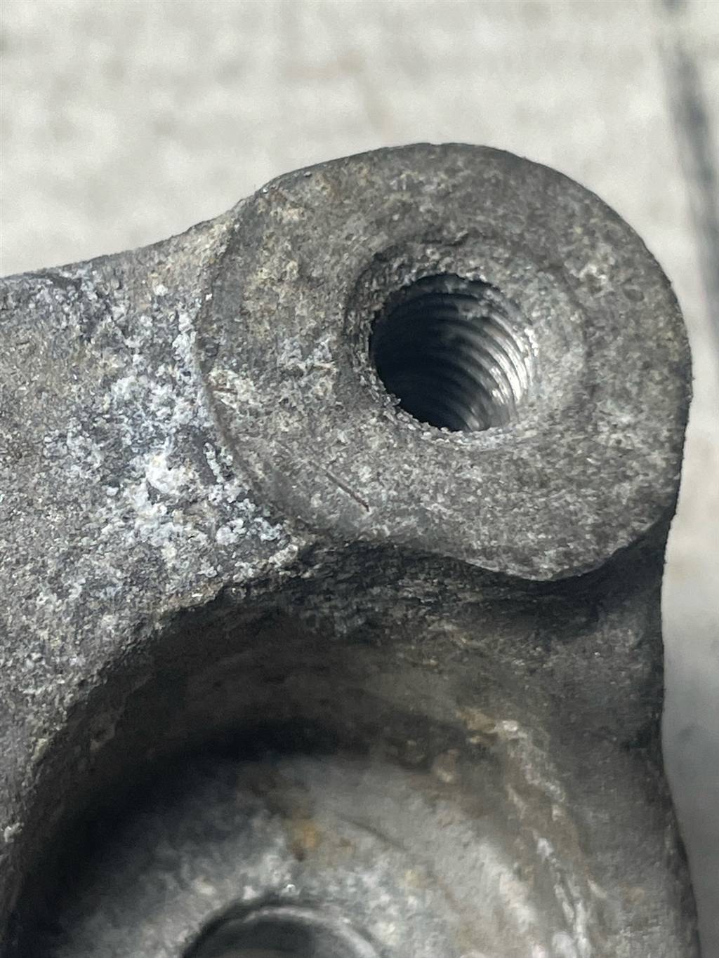 Opel Antara (2009-2015) для Кронштейн компрессора кондиционера Opel Antara (2009-2015) для Кронштейн компрессора кондиционера