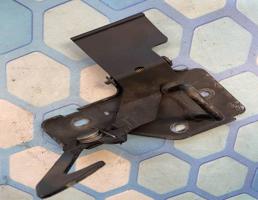 крючок капота для Audi Q7 / 4L (2005-2015)  запчасти бу