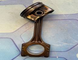 Поршень в сборе с шатуном для Audi A3 / 8P1 (2003-2013)  запчасти бу