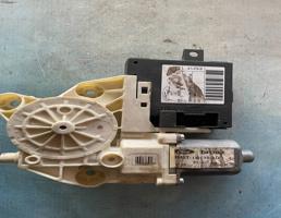 Моторчик стеклоподъемника задний левый для Ford Focus II (2008-2011) Рестайлинг  запчасти бу