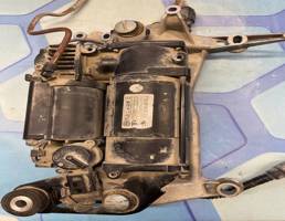 Компрессор пневмоподвески для VW Touareg 1 (2002-2007)  запчасти бу