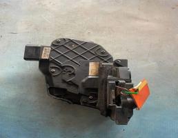 Замок двери передней правой для Mazda 3 BK (2002-2009)  запчасти бу