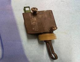 Активатор замка багажника  для Audi A6 / C5 (1997-2004)  запчасти бу