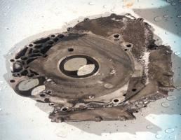 Крышка коленвала задняя для Audi A4 / B7 (2005-2007)  запчасти бу